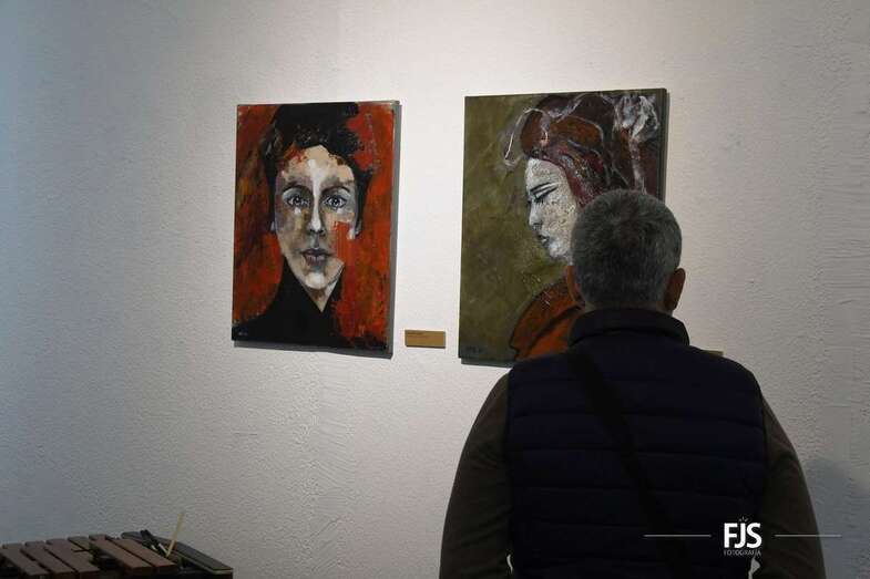 Cuadros de la exposición que se muestra en las Casas Consistoriales/FJS Fotografía.